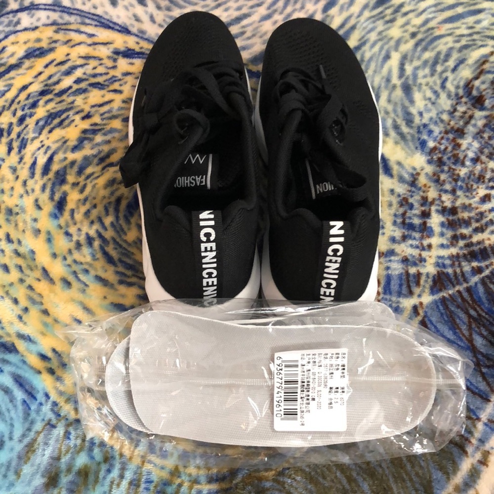 WOMENS RUNNING SHOES SIZE 5.. FASHION NICE NICE NICE 🏃🏽‍♀️ - Picture 3 of 8